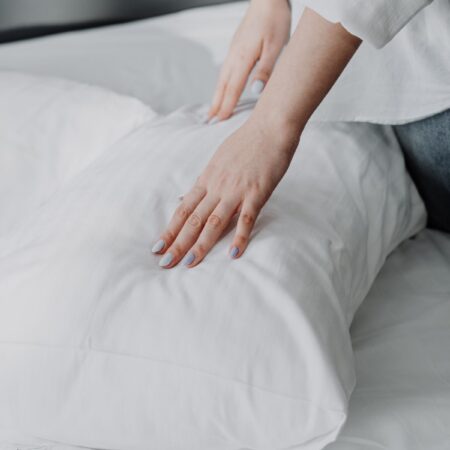 Best Pillows for Side Sleepers US 2026: Loft, Firmness, and Alignment Guide
