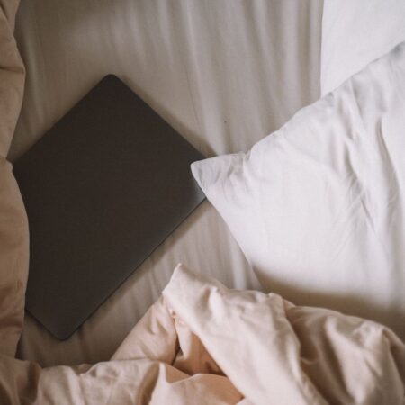 C-Shaped Body Pillows: Full Buying Guide for Side Sleepers and Pregnancy