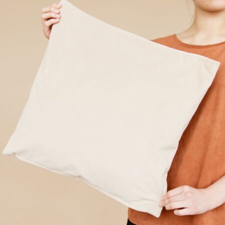 How to Choose Throw Pillows: Sizes, Colours, and Arrangement Tips