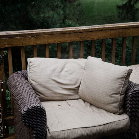 Lumbar Support for Office Workers: Choosing and Using a Back Pillow at Your Desk