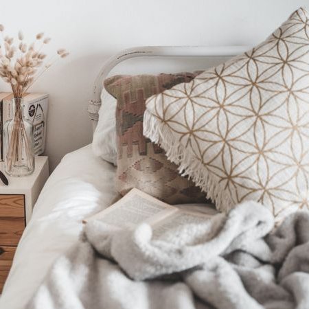 Shredded Fill vs Layered Adjustable Pillows: Key Differences Compared